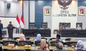 Bupati Blitar Rijanto saat membaca jawabannya atas pandangan umum fraksi fraksi atas pertanggungjawaban pelaksanaan APBD 2024 Bupati Blitar Rijanto Tanggapi Pandangan Fraksi DPRD Soal Pertanggungjawaban APBD 2024