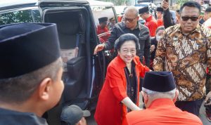 Bupati Blitar Rijanto saat menyalami Megawati Soekarnoputri dalam kunjungannya di Makam Bung Karno 6 Juni 2025 Rijanto Bangga Megawati Pilih Pendopo Ronggo Hadinegoro Tempat Singgah, Usai Ziarah Makam Bung Karno Blitar