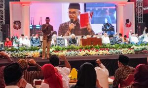 Ganjar Pranowo saat membacakan sambutan Megawati Soekarnoputri untuk Haul Bung Karno ke-55 tahun 2025 di Kota Blitar Megawati Apresiasi Haul Bung Karno Terbuka Libatkan Ribuan Rakyat, Walikota Blitar Tuai Pujian