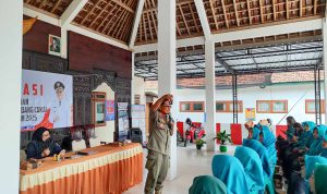 Satpol PP Blitar Ajak Gempur Rokok Ilegal Lewat Sosialisasi DBHCHT Bersama Ibu-ibu