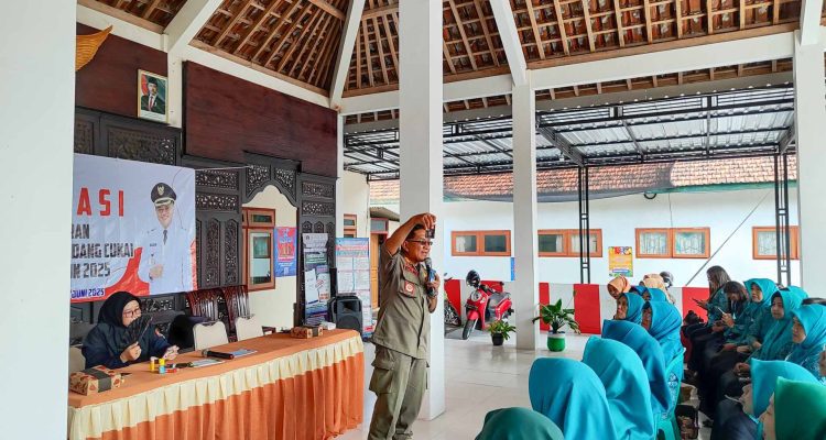 Satpol PP Blitar Ajak Gempur Rokok Ilegal Lewat Sosialisasi DBHCHT Bersama Ibu-ibu