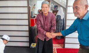 Ketua DPRD Kota Blitar dr Syahrul Alim menyambut warga yang datang zaroh haji di rumahnya Buka Zaroh Haji, Ketua DPRD Blitar dr Syahrul Bagikan Pengalaman Ibadah di Tanah Suci