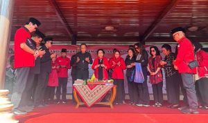 Megawati bersama para kader PDI Perjuangan serta para tokoh tasyakuran potong tumpeng sebelum ziarah peringatan hari lahir Bung Karno 2025 Megawati Ziarah Hari Lahir Bung Karno untuk Warisi Api Perjuangan