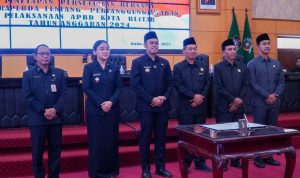 Pimpinan DPRD Kota Blitar dengan Walikota Syauqul Muhibbin Wakil Walikota Elim Tyu Samba didampingi Sekda menandatangi bersama Raperda Pertanggungjawaban Pelaksaaan APBD 2024 untuk menjadi Perda DPRD Kota Blitar Setujui Raperda Pertanggungjawaban Pelaksanaan APBD 2024 Menjadi Perda, Dorong Optimalisasi PAD