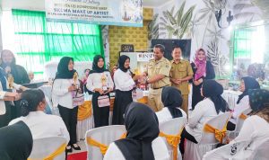 Plt Kepala Disnaker Kabupaten Blitar memberikan piala pada peserta lulus pelatihan dan mendapatkan nilai terbaik 20 Peserta Lulus Pelatihan MUA Disnaker Blitar Didanai DBHCHT, Plus Sertifikasi BNSP untuk Daya Saing Lebih