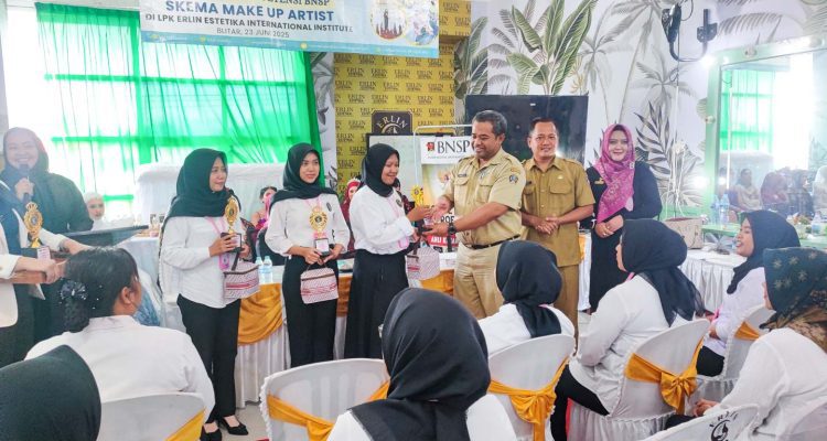 20 Peserta Lulus Pelatihan MUA Disnaker Blitar Didanai DBHCHT, Plus Sertifikasi BNSP untuk Daya Saing Lebih