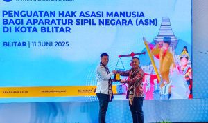 Walikota Blitar Mas Ibin menerima cinderamata dari Wamenham Mugiyanto Wamenham dan Mas Ibin Cita-Citakan Kota Blitar Human Rights City Dunia