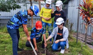Karyawan Depo Kereta Api Blitar gotong royong menanam pohon sekitaran lingkungan kerja mereka Lingkungan Hijau dari Dunia Perkeretaapian, Depo Kereta Blitar Tanam Pohon di Sabtu KolaborAksi