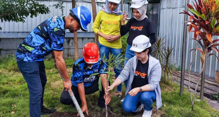 Lingkungan Hijau dari Dunia Perkeretaapian, Depo Kereta Blitar Tanam Pohon di Sabtu KolaborAksi
