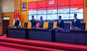 Ketua DPRD Kota Blitar dr Syahrul Alim menerima dokumen jawaban walikota blitar Syauqul Muhibbin terhadap PU Fraksi di Raperda RPJMD 2025 2029 Ketua DPRD Kota Blitar dan Wali Kota Sepakat: Optimalisasi Potensi Daerah Jadi Kunci Hadapi Krisis Keuangan Pusat