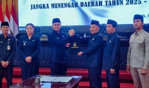 Kompak, Ketua DPRD Kota Blitar dr Syahrul Alim dan Walikota Blitar Syauqul Muhibbin menunjukkan dokumen RPJMD disetujui menjadi Perda Raperda RPJMD Kota Blitar 2025–2029 Disetujui Jadi Perda, Ketua DPRD Harap Pembangunan Pemerintah Berprogres Lebih Baik Tiap Tahun