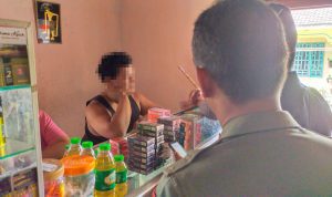 Satpol PP Kabupaten Blitar dan petugas gabungan mendapati toko kelontong menjual berbagai merek rokok ilegal pada operasi Juli 2025 Satpol PP Blitar Ungkap Beragam Rokok Ilegal: Dikemas Mewah, Dijual Murah, Berdampak Buruk Bagi DBHCHT