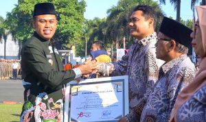 Walikota Blitar Mas Ibin saat menyerahkan penghargaan pada koperasi berprestasi di upacara Hari Koperasi ke 78 Koperasi Berprestasi Kota Blitar Diganjar Penghargaan Walikota Mas Ibin di Upacara Harkop ke-78