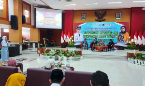 Walikota Blitar Mas Ibin (tengah berjas) mendengarkan siswi SMA yang sedang memberikan saran peningkatan kualitas pendidikan Wali Kota Blitar Mas Ibin Ingin Sekolah Jadi Tempat Paling Bahagia untuk Anak