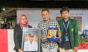 Dosen Pendamping KKN Unisba Henni Indarriyanti bersama mahasiswa memberikan cinderamata ke Kepala Kelurahan Karangsari Kota Blitar di Penutupan KKN