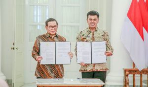 Gubernur DKI Jakarta Pramono Anung dan Walikota Blitar Mas Ibin menunjukkan MoU kerjasama dagang dan ketahanan pangan Mas Ibin dan Pramono Anung Jalin Kerjasama, Angin Segar UMKM Blitar Beredar di Jakarta