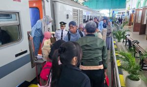 Ilustrasi masyarakat naik turun di menggunakan transportasi Kereta Api KAI Hadirkan Promo "Merdeka" di HUT RI ke-80: Catat Tanggalnya