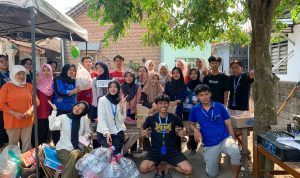Mahasiswa KKN Unisba menunjukkan sampah terkumpul dan ditimbang untuk mendapatkan keuntungan ekonomis Bersih-Bersih Lingkungan, Mahasiswa KKN Unisba Blitar Ajarkan Sampah Bernilai Jual