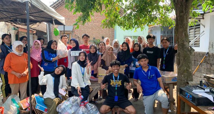 Bersih-Bersih Lingkungan, Mahasiswa KKN Unisba Blitar Ajarkan Sampah Bernilai Jual