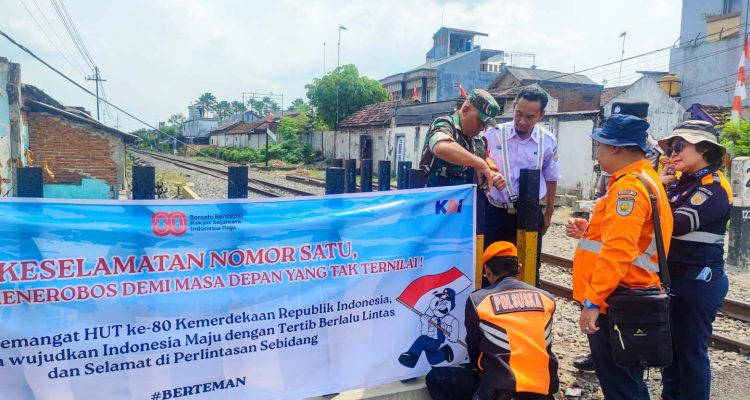 Sosialisasi Keselamatan Perlintasan Sebidang, PT KAI Daop 7 Gandeng TNI Polri dan Railfans Pasang Banner di 80 Titik