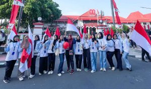 Tampak Mahasiswa KKN Unisba hadir dalam Car Free Day yang dikemas dalam pembagian Bendera Merah Putih di Jalan Merdeka Kota Blitar Mahasiswa KKN Unisba Jadi Motor Penggerak Semarak Kemerdekaan di CFD Blitar