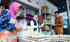 Walikota Blitar Mas Ibin mendampingi Gubernur Jatim Khofifah mengecek harga kebutuhan pokok di Pasar Pon, Senin 25 8 2025 Sinergi Pemkot Blitar dan Pemprov Jatim dalam Stabilkan Harga Kebutuhan Pokok