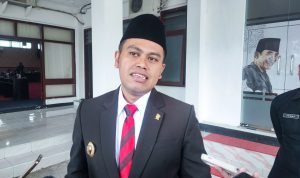 Walikota Blitar Mas Ibin saat diwawancarai usai rapat paripurna DPRD