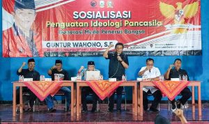 Anggota DPRD Jatim Guntur Wahono saat sosialisasi penguatan Ideologi Pancasila di Balai Desa Sukosewu Gandusari Minggu 26 10 2025 Guntur Wahono Tegaskan Siap Gerakkan Struktural Partai dari Akar Rumput PDI Perjuangan Kabupaten Blitar
