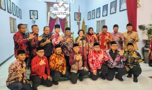 Megawati Soekarnoputri bersama para kepala daerah Jawa Timur dari PDI Perjuangan di Pendopo Ronggo Hadinegoro Blitar Megawati Gembleng Kepala Daerah PDIP di Blitar: Kekuasaan Harus Membahagiakan Rakyat