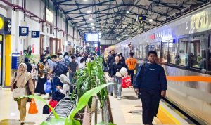 Potret masyarakat pengguna kereta api yang naik turun di Stasiun Madiun Diskon Tiket 10 Persen KA Wijayakusuma, PT KAI Daop 7 Madiun Dukung Event Banyuwangi Gandrung Sewu 2025