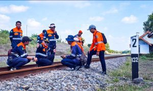Periksa Rel Hadapi Musim Hujan, KAI Daop 7 Madiun Pastikan Jalur Aman untuk Perjalanan KA
