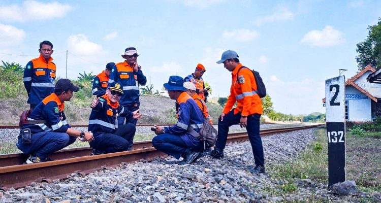 Periksa Rel Hadapi Musim Hujan, KAI Daop 7 Madiun Pastikan Jalur Aman untuk Perjalanan KA