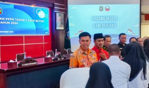 Walikota Blitar Mas Ibin menyalami PPPK yang baru mendapatkan SK Pengangkatan dari Formasi 2024 pada Jumat 31 10 2025 Serahkan SK PPPK, Wali Kota Blitar Mas Ibin: ASN Harus Bekerja Delapan Jam Penuh Agar Pelayanan Optimal