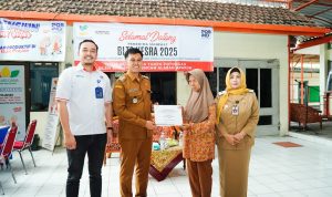 Di Kantor Pos Kota Blitar Wali Kota Mas Ibin memberikan secara simbolis bantuan langsung tunai sementara atau BLTS 2025 kepada seorang lansia Mas Ibin: BLTS Sementara, Komitmen Pemkot Blitar Memerangi Kemiskinan Adalah Permanen