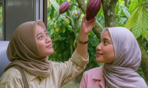 Ilustrasi-orang-memetik-coklat-dari-dalam-gerbong-kereta-api.jpg Simpan Boarding Pass Kereta Api ke Blitar, Bisa Dapat Diskon Wisata ke Kampung Coklat 25 Persen