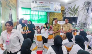 Kabid Latprotrans Disnaker Kabupaten Blitar, Latip Usman memberikan penghargaan lulusan terbaik Sang Kapten Klaster Make Up Artis DBHCHT Lahirkan Tenaga Terampil: Ratusan Peserta Lulus Pelatihan Sang Kapten 2025 Disnaker Kabupaten Blitar