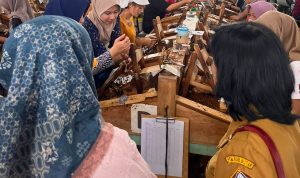 Monitoring lapangan dilakukan Pemprov Jatim dan Pemkab Blitar memastikan BLT DBHCHT 2025 benar benar diterima oleh buruh pabrik rokok DBHCHT Bantu Ekonomi Buruh, Dinsos Kabupaten Blitar Ungkap Dampak Nyata di Lingkungan Pabrik Rokok
