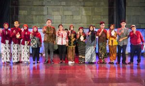 Pejabat Pemkot Blitar, Anggota DPRD bersama anak anak turut serta dalam Opera Cinewayang momen Hari Payang Sedunia 2025 Pemkot Blitar Mantapkan Identitas Kota Pancasila Lewat Puncak Opera Cinewayang & Literasi Budaya di Momen Hari Wayang Sedunia