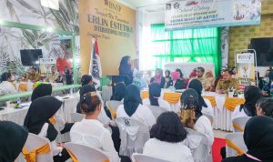 Peserta pelatihan kluster make up artis mengikuti uji kompetensi berstandar BNSP dari pelaksanaan program Sang Kapten Disnaker Kabupaten Blitar yang didanai DBHCHT pada Juni 2025 Disnaker Kabupaten Blitar Gelar Pelatihan Bersertifikat BNSP dari DBHCHT: Standarnya Diakui Nasional Bahkan Internasional