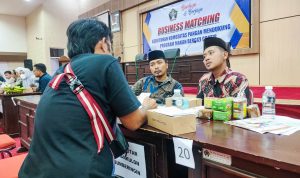 Tampak supplier memamerkan bahan baku makanan untuk ditarkan ke SPPG pelaksana program MBG di kegiatan Business Matching digelar Pemkab Blitar Sabtu 8 11 2025 Pemkab Blitar Satukan Supplier dan SPPG Perlancar Pelaksanaan MBG dalam Business Matching, Disambut Baik Peserta