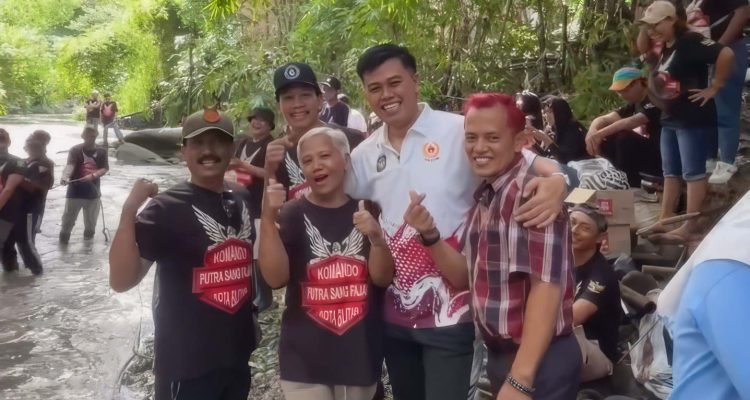 Weekend Mas Ibin, Turun ke Sungai Pimpin Aksi Bersih-Bersih Sampah di Sungai Lahar Blitar