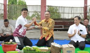 Wali Kota Blitar Mas Ibin (baju olahraga) memberikan salam komando dengan Ketua DPRD di acara kenduri di lokasi pembangunan sekolah rakyat Sabtu 22 11 2025 sebagai bentuk dukungan Pemerintah Kota Blitar Pendidikan Kota Blitar Semakin Moncer, Segera Miliki Sekolah Rakyat Internasional, Gratis, dan Inklusif Didukung Penuh Mas Ibin
