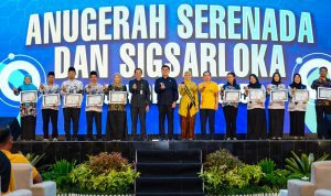 Wali Kota Blitar Mas Ibin bersama Sekretaris Daerah, Bunda Guru, Kepala Dinas Pendidikan dan para guru berprestasi di Anugerah SERENADA 2025