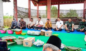 Wali Kota Blitar Mas Ibin memimpin upacara kenduri sebelum pembangunan Sekolah Rakyat yang berlokasi di persawahan Kelurahan Kauman dengan mengajak warga dan tokoh masyarakat sekitar Sekolah Rakyat Blitar Dimulai dengan Kenduri Adat, Mas Ibin: Fondasi Spiritual Dulu, Fondasi Beton Kemudian