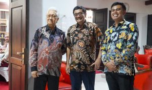 Wali Kota Blitar Mas Ibin (paling kanan) menyambut tokoh dan akademisi yang akan hadir di peringatan Konferesi Afrika Afrika Kota Blitar di rumah dinasnya Sambut Tamu Konferensi Asia-Afrika di Blitar, Mas Ibin: Bicara Kemerdekaan Bangsa, Dunia Ingat Blitar Bung Karno