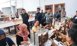 Wali Kota Blitar Syauqul Muhibbin meninjau proses produksi Pabrik Rokok Kian Jaya yang baru saja diresmikannya Selasa 25 11 2025 Mas Ibin Permudah Izin & Longgarkan Regulasi, Pabrik Rokok Baru Bermunculan di Kota Blitar