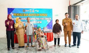 Wali Kota Mas Ibin menyalurkan BLT PKH Lansia Tahap 4 tahun 2025 di Kantor Dinsos Kota Blitar BLT PKH Plus untuk Lansia, Mas Ibin Bangun Kota Blitar yang Humanis