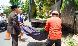Walikota Blitar Mas Ibin membantu petugas DLH mengangkat tebangan kayu ke truk sampah Mas Ibin Turun Langsung Bantu Petugas DLH, Angkat Kayu Sisa Tebangan ke Truk