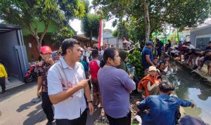 Walikota Blitar Mas Ibin saat melihat orang asyik memancing di acara Gerakan Pangan Murah di depan kantor Kelurahan Blitar Wali Kota Blitar Punya Cara Unik Tekan Inflasi: Mas Ibin Ajak Mancing Bareng Sambil Jual Sembako Murah