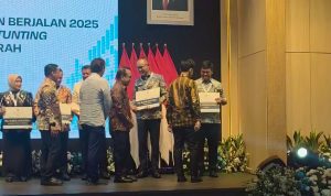 Wapres Gibran mendatangi Wali Kota Blitar Mas Ibin (paling kanan) untuk simbolis memberikan Dana Insentif Fiskal sebagai apresiasi penanganan stunting terbaik Mas Ibin Dapat Penghargaan Wapres Gibran, Kota Blitar Masuk Top 5 Nasional Penanganan Stunting